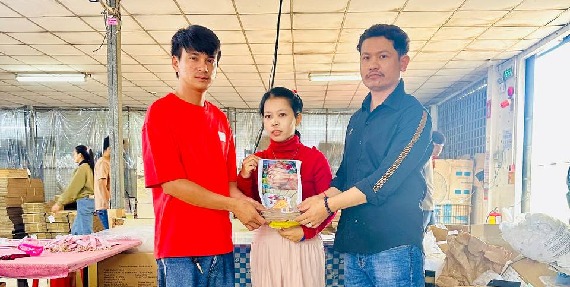 លោក គីម ទី តំណាងសហជីពទឹកចិត្តយុវជនកម្ពុជា ប្រចាំក្រុមហ៊ុន ចុង វ៉ី (ខេមបូឌា) មេនូហ្វេកឆឺរីង  ឯ.ក បានរៃអង្គាសថវិកាចំនួន ២៤១,៤០០រៀល ជូនកម្មករម្នាក់