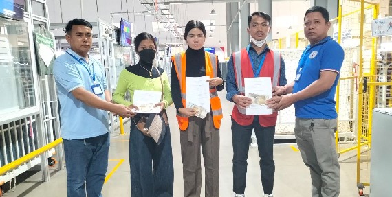 លោក ទិត្រ សុភានិងក្រុមការងារតំណាងសហជីពទឹកចិត្ដកម្មករកម្ពុជា ប្រចាំក្រុមហ៊ុន អេជេ ថេកស្ថាយ ឯ.ក បានឧបត្ថម្ភទឹកប្រាក់ចំនួន៤៥០,០០០រៀលជូនទៅសមាជិកសហជីពចំនួន៥នាក់