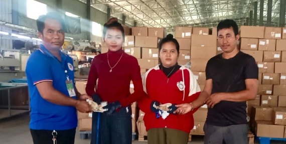 លោក សាត សុខនីម និងក្រុមការងារតំណាងសហជីពទឹកចិត្ដកម្មករកម្ពុជា ប្រចាំក្រុមហ៊ុន ញ៉ូ អេធីធី ស៊ូ ម៉េកឃីង (ខេមបូឌា) ឯ.ក បានឧបត្ថម្ភប្រាក់ចំនួន១៨០,០០០រៀលជូនសមាជិកសហជីពចំនួន៣នាក់ដែលសម្រាលកូនរួច