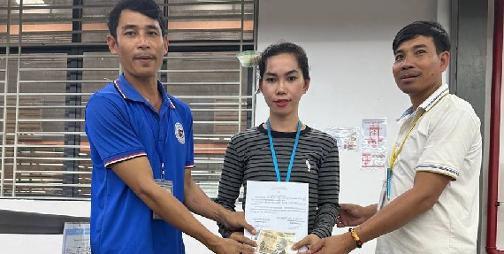 លោក នុច រ៉ុង តំណាងសហជីពជំនឿចិត្តកម្មករកម្ពុជា ប្រចាំក្រុមហ៊ុន វេម ហ្វា ហ៊ែនប៊ែក (ខេមបូឌា) ឯ.ក បានផ្ដល់ប្រាក់ឧបត្ថម្ភចំនួន ៥០០,០០០រៀលជូនកម្មករ-កម្មការនីចំនួន៥នាក់