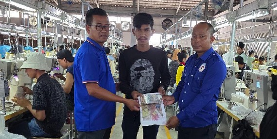 លោក សែ ពុធ និងក្រុមការងារតំណាងសហជីពកំលាំងចិត្តកម្មករកម្ពុជា ប្រចាំក្រុមហ៊ុន ស៊ីយីហ្វេង ស្ព័តធីង ហ្គូដស៍ បានរៃអង្គាសទឹកប្រាក់សរុបចំនួន១១១,០០០រៀលជូនដល់កម្មករម្នាក់ដែលគាត់បានជួបគ្រោះថ្នាក់ចរាចរណ៍