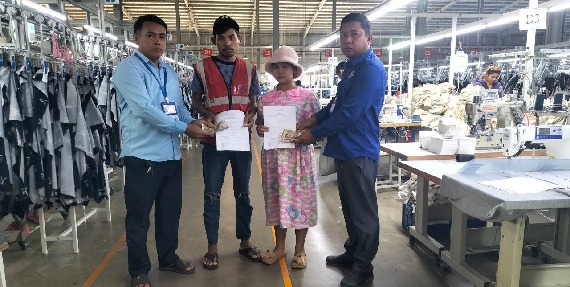 លោក ទិត្រ សុភានិងក្រុមការងារតំណាងសហជីពទឹកចិត្ដកម្មករកម្ពុជា ប្រចាំក្រុមហ៊ុន អេជេ ថេកស្ថាយ ឯ.ក បានឧបត្ថម្ភទឹកប្រាក់ចំនួន៧២០,០០០រៀលជូនទៅសមាជិកសហជីពចំនួន៨នាក់