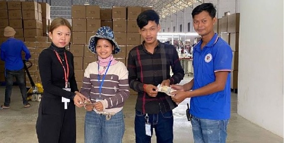 លោក ជូ រ៉ាគីននិងក្រុមការងារ តំណាងសហជីពទឹកចិត្ដកម្មករកម្ពុជា ប្រចាំក្រុមហ៊ុន អេនយូ (ខេមបូឌា) ប៊ែក ឯ.ក បានផ្ដល់ប្រាក់ឧបត្ថម្ភចំនួន២០០,០០០រៀលជូនសមាជិកសហជីពចំនួន២នាក់