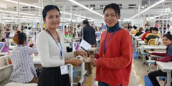 លោកស្រី សៀក ណាក់ និងក្រុមការងារ តំណាងសហជីពទឹកចិត្តស្ត្រីកម្ពុជាប្រចាំក្រុមហ៊ុន អិន អឹម អិល ហ្គាម៉ិន ឯ.កបានឧបត្ថម្ភទឹកប្រាក់ចំនួន៩០,០០០រៀលជូនដល់សមាជិកសហជីពម្នាក់