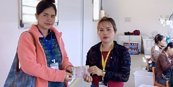 តំណាងសហជីពទឹកចិត្ដយុវជនកម្ពុជា ប្រចាំក្រុមហ៊ុន រិច ស្ព្រីង រីវើរ នីតធីង (ខេមបូឌា) ឯ.ក បានផ្ដល់ប្រាក់ឧបត្ថម្ភចំនួនរៀល ៩០,០០០ជូនសមាជិកសហជីព១នាក់