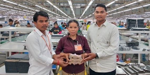 លោក សែ ចិត តំណាងសហជីពទឹកចិត្តកម្មករកម្ពុជា ប្រចាំក្រុមហ៊ុន វេនធូរ៉ា លេឌើរវែរ អឹមអេហ្វវ៉ាយ (ស៊ីឌី) ឯ.ក បានរៃអង្គាសថវិកាចំនួន ៣០១,៦០០រៀល ជូនកម្មករម្នាក់