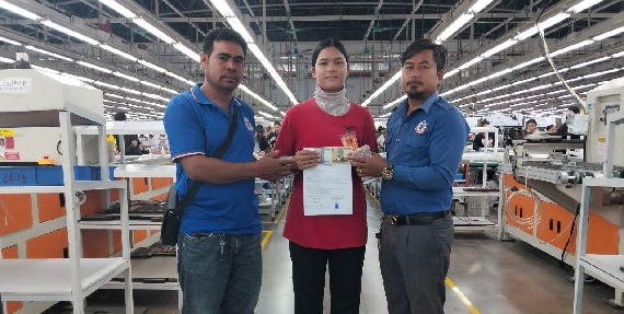 លោក សែ ចិត តំណាងសហជីពទឹកចិត្តកម្មករកម្ពុជា ប្រចាំក្រុមហ៊ុន វេនធូរ៉ា លេឌើរវែរ អឹមអេហ្វវ៉ាយ (ស៊ីឌី) ឯ.ក បានឧបត្ថម្ភទឹកប្រាក់ចំនួន ៣,០០០,០០០រៀល ជូនសមាជិកសហជីពចំនួន២៥នាក់