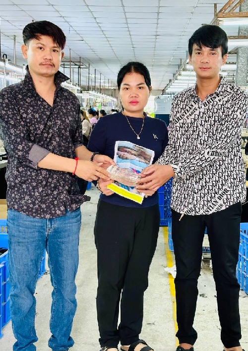 តំណាងសហជីពទឹកចិត្តយុវជនកម្ពុជា ប្រចាំក្រុមហ៊ុន ចុង វ៉ី (ខេមបូឌា) មេនូហ្វេកឆឺរីង  ឯ.ក បានរៃអង្គាសថវិកាចំនួន ២២០,៨០០រៀល ជូនកម្មករម្នាក់