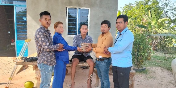 លោក សែ ចិត តំណាងសហជីពទឹកចិត្តកម្មករកម្ពុជា ប្រចាំក្រុមហ៊ុន វេនធូរ៉ា លេឌើរវែរ អឹមអេហ្វវ៉ាយ (ស៊ីឌី) ឯ.ក បានរៃអង្គាសទឹកប្រាក់ចំនួន ៤៤២,១០០រៀលជូនសមាជិកសហជីពចំនួន១នាក់