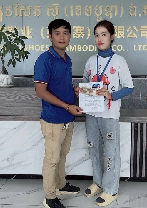លោក អ៊ុំ ភារះ និងក្រុមការងារតំណាងសហជីពទឹកចិត្តស្រ្តីកម្ពុជា ប្រចាំក្រុមហ៊ុន ហ្សេនសែន ស៊ូ (ខេមបូឌា) ឯ.ក បានឧបត្ថម្ភទឹកប្រាក់ចំនួន៤៥០,០០០រៀលជូនសមាជិកសហជីពដែលរៀបអាពាពិពាហ៍ចំនួន៥នាក់