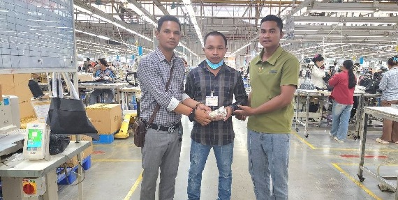 លោក សែ ចិត តំណាងសហជីពទឹកចិត្តកម្មករកម្ពុជា ប្រចាំក្រុមហ៊ុន វេនធូរ៉ា លេឌើរវែរ អឹមអេហ្វវ៉ាយ (ស៊ីឌី) ឯ.ក បានរៃអង្គាសទឹកប្រាក់ចំនួន ៣១៧,៦០០រៀលជូនសមាជិកសហជីពចំនួន១នាក់