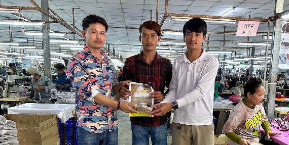 តំណាងសហជីពទឹកចិត្តយុវជនកម្ពុជា ប្រចាំក្រុមហ៊ុន ចុង វ៉ី (ខេមបូឌា) មេនូហ្វេកឆឺរីង  ឯ.ក បានរៃអង្គាសថវិកាចំនួន ៣០៤,៧០០រៀល ជូនកម្មករម្នាក់