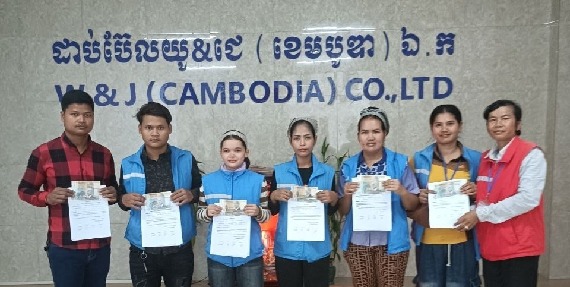 សហព័ន្ធសហជីពទឹកចិត្តកម្មករកម្ពុជា នាំយកប្រាក់ឧបត្ថម្ភចែកជូនសមាជិកចំនួន ១២នាក់ នៅខេត្តកំពង់ស្ពឺ