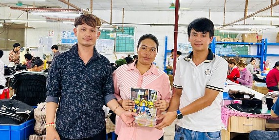 លោក គីម ទី និងក្រុមការងារតំណាងសហជីពទឹកចិត្តយុវជនកម្ពុជា ប្រចាំក្រុមហ៊ុន ចុង វ៉ី (ខេមបូឌា) មេនូហ្វេកឆឺរីង  ឯ.ក បានរៃអង្គាសថវិកាចំនួន ២១៣,០០០រៀល ជូនកម្មការនីម្នាក់