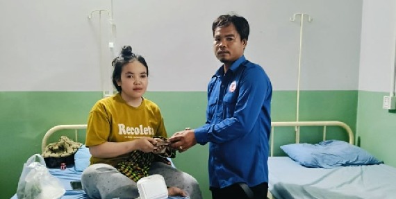 ថ្នាក់ដឹកនាំសហព័ន្ធសហជីពទឹកចិត្តកម្មករកម្ពុជា ចុះសួរសុខទុក្ខ និងនាំយកថវិកាឧបត្ថម្ភជូនសមាជិកដែលរងគ្រោះក្នុងឧបទ្ទវហេតុគ្រោះថ្នាក់ចរាចរណ៍ដ៏រន្ធត់នៅខេត្តកំពង់ឆ្នាំង