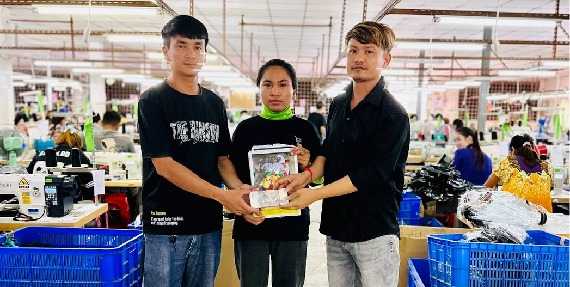 តំណាងសហជីពទឹកចិត្តយុវជនកម្ពុជា ប្រចាំក្រុមហ៊ុន ចុង វ៉ី (ខេមបូឌា) មេនូហ្វេកឆឺរីង  ឯ.ក បានរៃអង្គាសថវិកាចំនួន ១៧៥,៥០០រៀល ជូនកម្មករម្នាក់