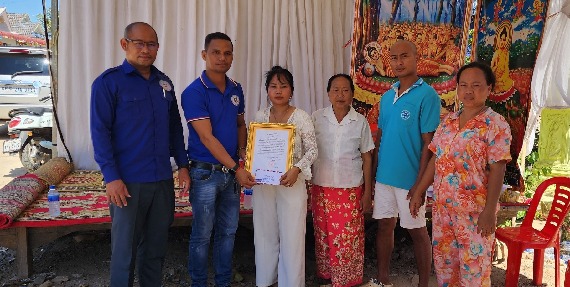 សហព័ន្ធសហជីពទឹកចិត្តយុវជនកម្ពុជា ចុះចូលរួមរំលែកទុក្ខដ៏ក្រៀមក្រំជាមួយគ្រួសារសមាជិកសហជីព