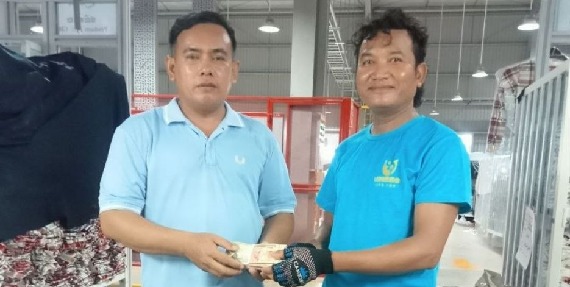 ទឹកចិត្តសាមគ្គី សហជីពមូលដ្ឋានរោងចក្រ អេ ជេ ថេក ស្ដាយ រៃអង្គាសថវិកាជួយកម្មករជួបទុក្ខលំបាក