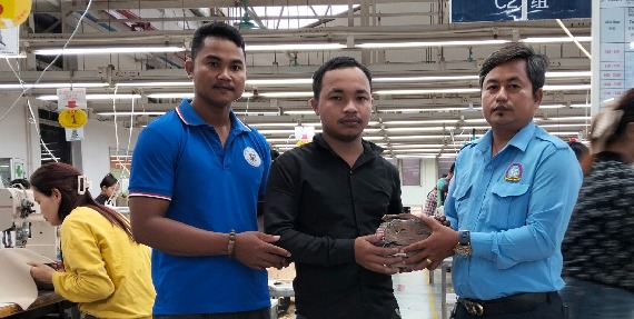 លោក សែ ចិត តំណាងសហជីពទឹកចិត្តកម្មករកម្ពុជា ប្រចាំក្រុមហ៊ុន វេនធូរ៉ា លេឌើរវែរ អឹមអេហ្វវ៉ាយ (ស៊ីឌី) ឯ.ក បានរៃអង្គាសទឹកប្រាក់ចំនួន ៣០៦,៩០០រៀលជូនកម្មការនីចំនួន១នាក់