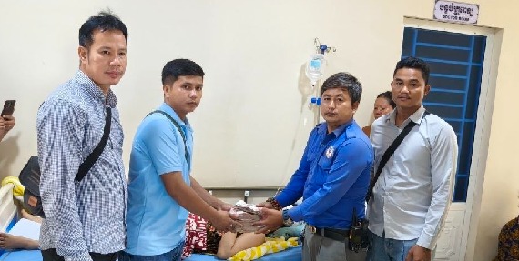 លោក សែ ចិត តំណាងសហជីពទឹកចិត្តកម្មករកម្ពុជា ប្រចាំក្រុមហ៊ុន វេនធូរ៉ា លេឌើរវែរ អឹមអេហ្វវ៉ាយ (ស៊ីឌី) ឯ.ក បានរៃអង្គាសទឹកប្រាក់ចំនួន ៤០៤,៩០០រៀលជូនកម្មការនីចំនួន១នាក់