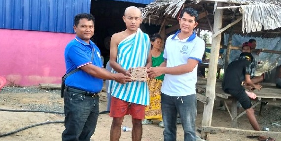 តំណាងសហជីពកំលាំងចិត្តកម្មករកម្ពុជា ប្រចាំរោងចក្រវេនធូរ៉ា លេឌើរវែរ អឹមអេហ្វវ៉ាយ (ស៊ីឌី) ឯ.ក បានរៃអង្គាសទឹកប្រាក់ចំនួន ៣៥២,២០០រៀលជូនកម្មករម្នាក់