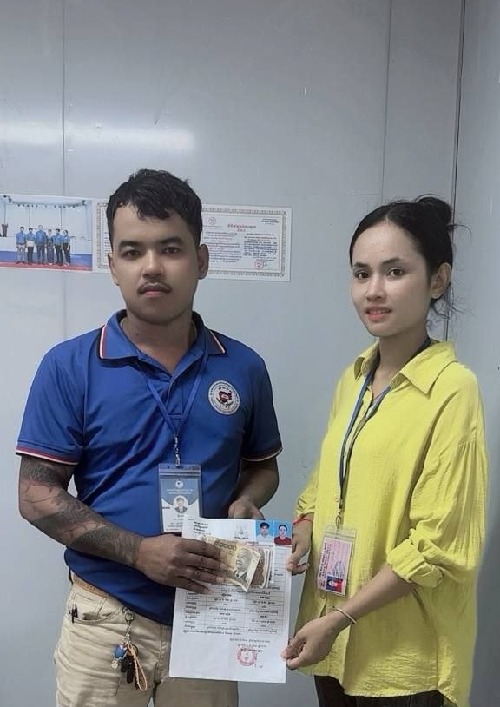 សហព័ន្ធសហជីពទឹកចិត្តស្រ្តីកម្ពុជា ប្រគល់ប្រាក់ឧបត្ថម្ភជូនសមាជិក ៥ រូប ក្នុងឱកាសរៀបអាពាហ៍ពិពាហ៍ និងលំហែមាតុភាព