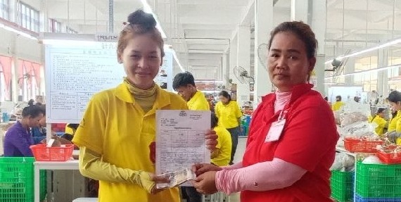 សហព័ន្ធសហជីពទឹកចិត្តស្រ្ដីកម្ពុជា នាំយកថវិកាឧបត្ថម្ភជូនសមាជិក ៣រូប នៅខេត្តកំពង់ស្ពឺ