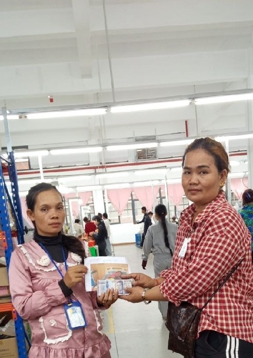 ទឹកចិត្តសាមគ្គី៖ សហព័ន្ធសហជីពទឹកចិត្តស្រ្ដីកម្ពុជា នាំយកថវិការៃអង្គាសជួយដល់សមាជិកជួបគ្រោះថ្នាក់ចរាចរណ៍