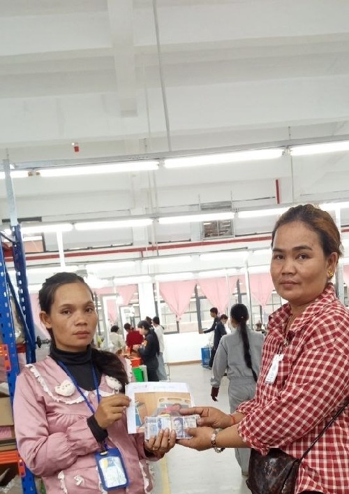 ទឹកចិត្តសប្បុរសធម៌៖ សហព័ន្ធសហជីពទឹកចិត្តស្រ្ដីកម្ពុជា នាំយកថវិការៃអង្គាសចូលរួមរំលែកទុក្ខគ្រួសារសមាជិកា