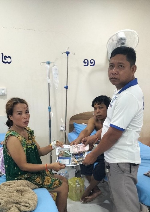 ក្រុមការងារសហជីពរោងចក្រ អេ ជេ ថេកស្តាយ នាំយកថវិកាជួយឧបត្ថម្ភបងប្អូនកម្មករដែលជួបគ្រោះថ្នាក់ចរាចរណ៍