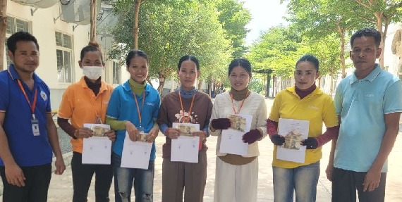 សហជីពមូលដ្ឋានរោងចក្រ ស៊ីអិនឌឹហ្រ្គី នាំយកថវិកាឧបត្ថម្ភរបស់សហព័ន្ធ ជូនដល់កម្មការិនីចំនួន ៧នាក់