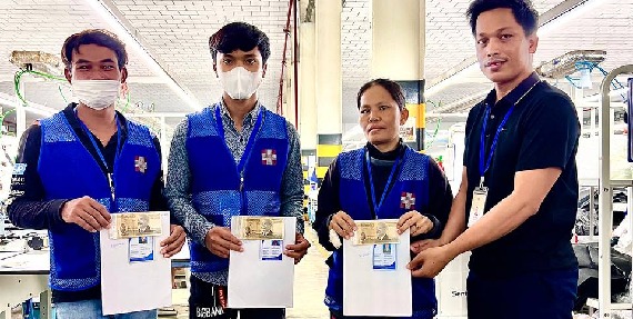 សហព័ន្ធសហជីពទឹកចិត្តកម្មករកម្ពុជា នាំយកប្រាក់ឧបត្ថម្ភជូនកម្មករ-កម្មការិនី ៤នាក់ នៅក្រុមហ៊ុន អេស្ទើរស្កាយហ្គេមុិន