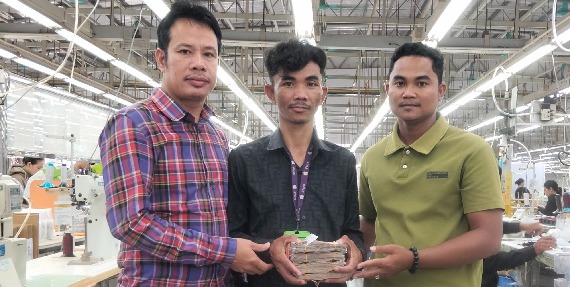 សហព័ន្ធសហជីពទឹកចិត្តកម្មករកម្ពុជា នាំយកថវិកាចូលរួមរំលែកទុក្ខគ្រួសារកម្មករម្នាក់ នៅក្រុមហ៊ុន វេនធូរ៉ា លេឌើរវែរ
