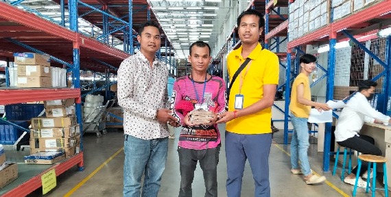 សមាជិកសហជីពទឹកចិត្តកម្មករកម្ពុជា រៃអង្គាសប្រាក់ជួយគ្រួសារសមាជិកដែលមានទុក្ខជាទម្ងន់
