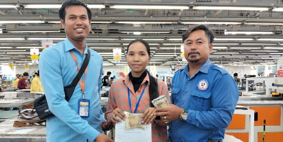 សហជីពទឹកចិត្តកម្មករកម្ពុជា ប្រគល់ប្រាក់ឧបត្ថម្ភជូនសមាជិកចំនួន ១៣នាក់ នៅក្រុមហ៊ុន វេន ធូរ៉ា លេឌើវែរ