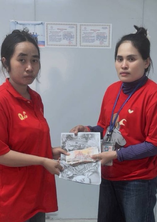 សមាជិកសហជីពទឹកចិត្តស្ត្រីកម្ពុជា រៃអង្គាសប្រាក់ជួយសម្រាលទុក្ខគ្រួសារសមាជិក