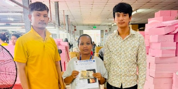 សហព័ន្ធសហជីពទឹកចិត្តយុវជនកម្ពុជា ប្រចាំក្រុមហ៊ុន ចុងវី ផ្តល់ប្រាក់ឧបត្ថម្ភជូនសមាជិកសម្រាលកូន