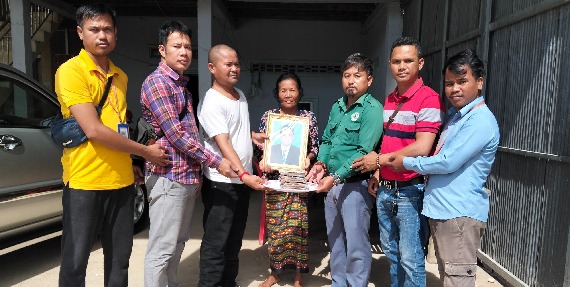 សហជីពទឹកចិត្តកម្មករកម្ពុជា ប្រគល់ថវិកាមនុស្សធម៌ជូនសមាជិកដែលមានទុក្ខជាទម្ងន់ នៅខេត្តកំពង់ស្ពឺ