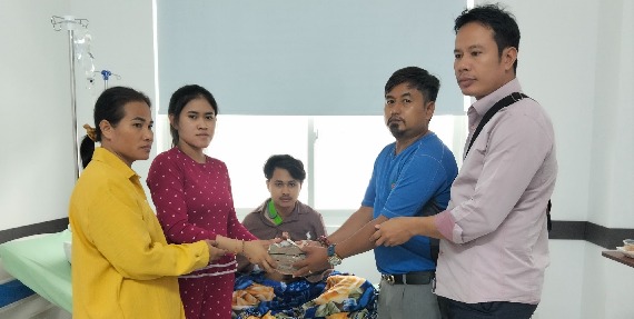 ក្រុមការងារសហជីពទឹកចិត្តកម្មករកម្ពុជា ប្រចាំក្រុមហ៊ុន វេនធូរ៉ា លេឌើរវែរ អឹមអេហ្វវ៉ាយ (ស៊ីឌី) ចុះសួរសុខទុក្ខ និងនាំយកថវិកាឧបត្ថម្ភជូនសមាជិកជួបគ្រោះថ្នាក់ចរាចរណ៍