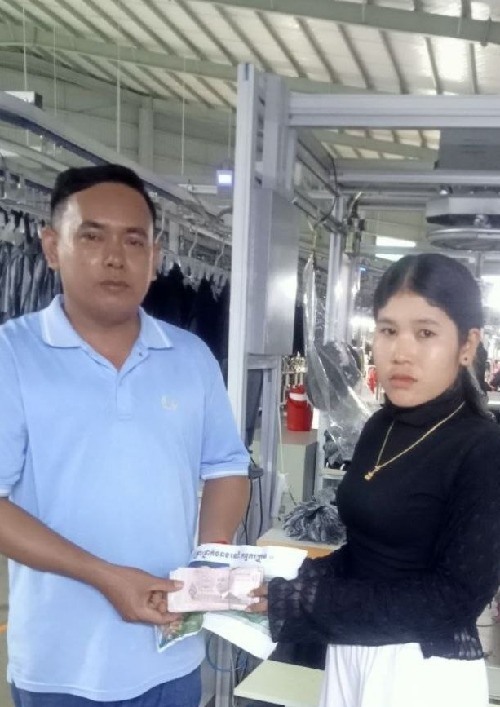ក្រុមការងារសហជីពមូលដ្ឋានប្រចាំក្រុមហ៊ុន អេ ជេ ថេក ស្ដាយ ឯ.ក ចុះសួរសុខទុក្ខ និងនាំយកថវិកាឧបត្ថម្ភជូនសមាជិកជួបគ្រោះថ្នាក់ចរាចរណ៍