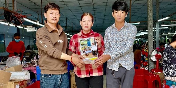 ក្រុមការងារសហជីពប្រចាំក្រុមហ៊ុន ចុងវ៉ី (ខេមបូឌា) មេនូហ្វេកឆឺរីង ឯ.ក នាំយកថវិកាឧបត្ថម្ភជូនសមាជិកជួបទុក្ខលំបាក (មរណភាពម្តាយ)
