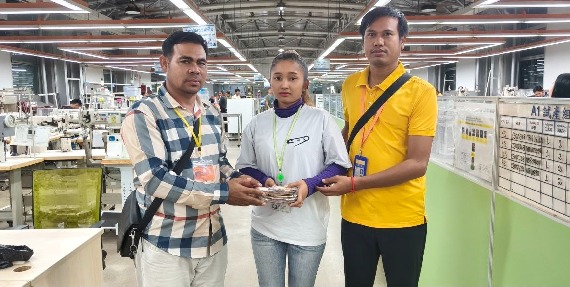 សហជីព CCWF ប្រចាំក្រុមហ៊ុន វេនធូរ៉ា លេឌើរវែរ នាំយកថវិកាមនុស្សធម៌ប្រគល់ជូនកម្មការិនីដែលមានទុក្ខជាទម្ងន់