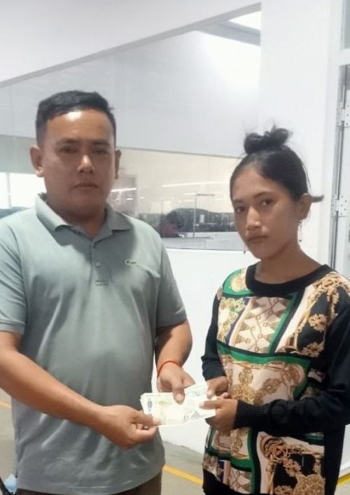 សហជីពទឹកចិត្តកម្មករកម្ពុជា ផ្តល់ថវិកាឧបត្ថម្ភជូនសមាជិកាសម្រាលកូន ២ រូប នៅក្រុមហ៊ុន អេ ជេ ថេក ស្ថាយ