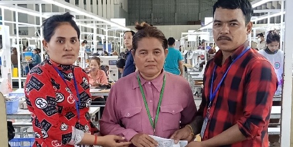 សហព័ន្ធសហជីពទឹកចិត្តស្ត្រីកម្ពុជា រៃអង្គាសប្រាក់ឧបត្ថម្ភជូនសមាជិកាដែលជួបទុក្ខគ្រួសារ